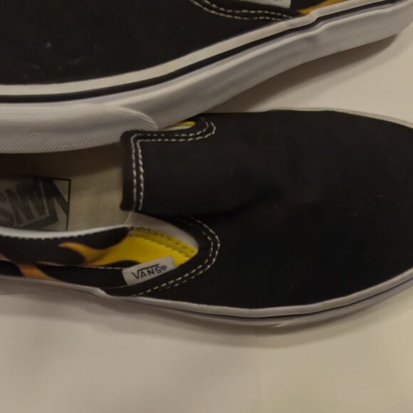 VANS UNISEX MEN SLIP ON SKATE SHOE SIZE 7 BLACK W/SIDE PANELS OF " FIRE " FLAMES - Picture 4 of 6